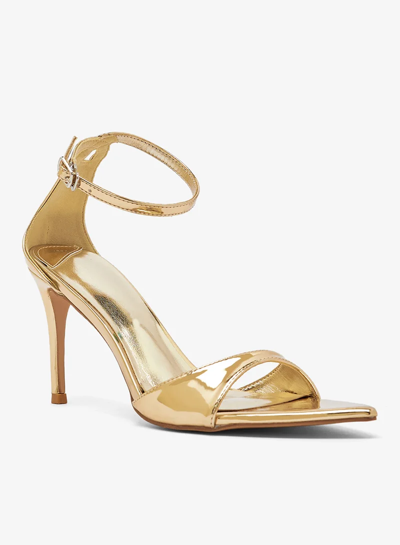 نمشي x صنادل كلاسيكية بكعب عالٍ مدبب بتفاصيل حزام